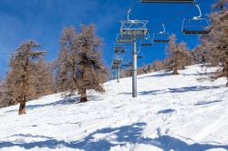 La seggiovia lungo la pendenza della montagna a Nendaz, Svizzera. Questa località si trova nel vasto comprensorio sciistico delle 4 Vallées con 92 impianti di risalita e 412 km ...