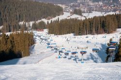 La seggiovia Pasieka Express nel resort turistico di Kotelnica a Bialczanska Tatrzanska in Polonia - © mkos83 / Shutterstock.com