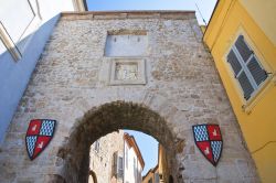La settecentesca Porta Romana di San Gemini, provincia di Terni, Italia. Rappresenta l'attuale ingresso al centro storico e si mostra da subito in tutta la sua imponenza.




