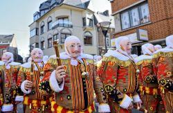 La sfilata dei Gilles De Binche durante il Carnevale di Nivelles in Belgio. - © skyfish / Shutterstock.com