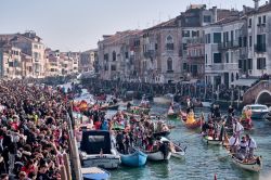 La sfilata sull'acqua durante il carnevale di Venezia, Veneto. I festeggiamenti carnascialeschi si svolgono per più di una settimana - © Gentian Polovina / Shutterstock.com