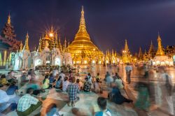 La Shwedagon Pagoda di Yangon, Myanmar, by night.  E' uno stupa dorato alto 98 metri sulla collina di Singuttara. Si tratta del centro buddhista più antico e importante del paese ...