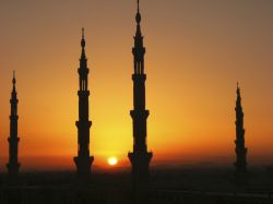 La silhouette dei minareti della moschea Nabawi a Medina, Arabia Saudita, al crepuscolo.
