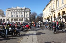 La simpatica manifestazione Moto Befana nella città di Novara, Piemonte, Italia. Da diversi anni, il motoclub cittadino organizza questa iniziativa di solidarietà che vede i motociclisti ...