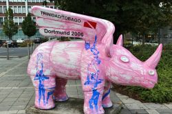 La simpatica statua di un rinoceronte volante a Dortmund, Germania: si tratta di una delle oltre 120 installazioni alloggiate nella città per un progetto di arte moderna - © Tupungato ...