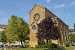 La sinagoga di Sedan, Francia: costruita in mattoni, è impreziosita da rosoni decorati.
