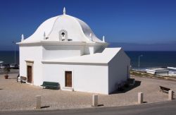 La singolare chiesa di San Sebastiano prospiciente l'oceano Atlantico a Ericeira, Portogallo.

