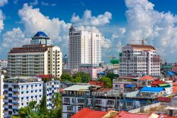 La skyline della città di Yangon, Myanmar. Nota un tempo con il nome di Rangoon, questa località birmana si presenta come un insieme di architetture coloniali britanniche, grattacieli ...