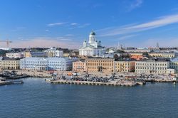 La skyline di Helsinki la capitale della Finalndia si trova sulla sua costa meridionale