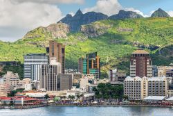 La skyline di Port Louis, la capitale dell'Isola di Mauritius - © byvalet / Shutterstock.com