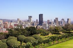 La skyline di Pretoria, Sudafrica. La città prende il nome da W.J. Pretorius, colono boero che sconfisse gli Zulu nella battaglia di Bllod River del 1838.
