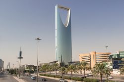 La skyline di Riyadh da una strada in una giornata nuvolosa (Arabia Saudita) - © Andrew V Marcus / Shutterstock.com