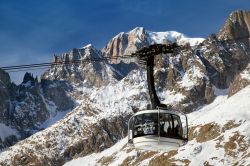 La Skyway Monte Bianco, la fantastica funivia che da Courmayer sale sul grande massiccio alprino. - © Julia Kuznetsova / Shutterstock.com