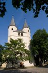 La sobria chiesa di San Giacomo a Goslar, Germania, con le due torri campanarie.
