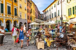La Soffitta nella Strada, il mercato di Antiquariato e vintage di Sarzana in Liguria - © iryna1 / Shutterstock.com