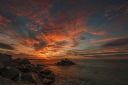 La spettacolare alba in una mattinata nuvolosa a Arenys de Mar, Spagna.