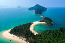 La spettacolare Koh Kam Tok, provincia di Ranong, fotografata dall'alto (Thailandia).
