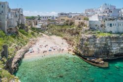 La spettacolare spiaggia cittadina di Polignano a Mare in Puglia