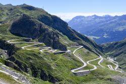 La spettacolare strada montana che conduce al Passo del San Gottardo, sulle Alpi della Svizzera. Una volta superato il passo, la strada scende fino a raggiungere Goschenen e successivamente ...