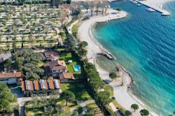 La spiagga di Torbole sul Lago di Garda in Trentino - © Julia Malsagova / Shutterstock.com