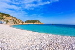 La spiaggia a ciottoli di Javea, Spagna: siamo a Playa la Barraca nella caletta Portichol.
