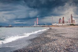 La spiaggia a ciottoli, la Raffineria e la Centrale Enel di San Filippo del Mela in Sicilia