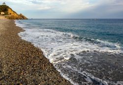 La spiaggia a ciottoli e sabbia di di Deiva Marina, al confine delle CInque Terre in Liguria