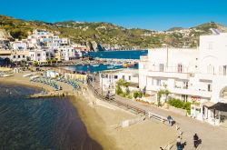 La Spiaggia a Sant'Angelo d'ischia in Campania - © BlackMac / Shutterstock.com