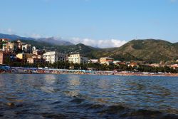 La spiaggia affollata di Arenzano in estate vista dal mare, Liguria. Il tratto costiero di questa bella località in provincia di Genova è costellato di moderni stabilimenti balneari.
 ...