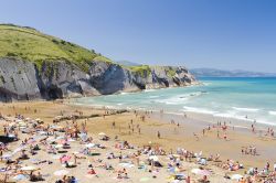 La spiaggia affollata di Zumaia, Spagna. Questa ...