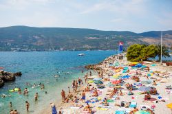 La spiaggia affollata in estate di Herceg Novi, Montenegro - © ms. Octopus / Shutterstock.com