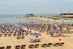 La spiaggia attrezzata di Cattolica sulla riviera romagnola, provincia di Rimini - © Bumble Dee / Shutterstock.com