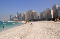 La spiaggia bianca della Marina di Dubai, Golfo Persico