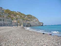 La spiaggia bianca di Lipari e le cave di Pomice delle Eolie - © sokolovski / Shutterstock.com