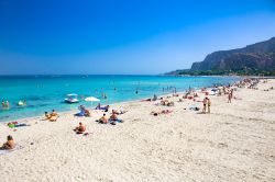 La grande spiaggia bianca di Mondello, è considerata uno dei più belli arenili della  Sicilia - © Aleksandar Todorovic / Shutterstock.com 