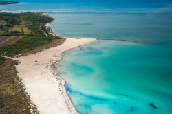 La Spiaggia bianca di Rosignano Solvay in Toscana: l'aspetto particolare, quasi caraibico deriva dai residui di lavorazione dell'industria Solvay, che forniscono abbondanza di carbonato ...