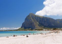 La spiaggia bianca di San Vito Lo Capo in Sicilia. L'imponente montagna alle spalle è il Monte Monaco, oltre il quale si apre la zona di Zarbo di mare e più a sud la costa ...