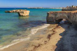 La spiaggia Brigantini e le falesie sulla costa di San Foca in Salento, mare Adriatico della Puglia.