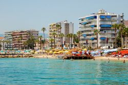 La spiaggia cittadina a Juan les Pins sulla Costa Azzurra - © lkonya / Shutterstock.com