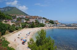 La spiaggia cittadina di Cala Gonone in Sardegna