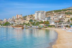 La spiaggia cittadina di Saranda in Albania