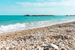 La spiaggia con ciottoli di Porto Recanati vicino al Conero, nelle Marche