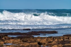 La spiaggia con rocce a Ericeira, sulla costa atlantica portoghese. E' una delle località più frequentate dagli appassionati di surf.




