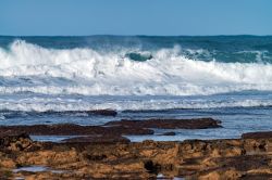 La spiaggia con rocce a Ericeira, sulla costa atlantica portoghese. E' una delle località più frequentate dagli appassionati di surf.




