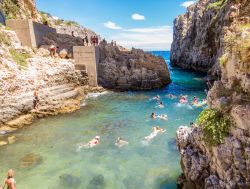 La spiaggia con scogli del Ciolo a Gagliano del Capo, non lontano da Santa Maria di Leuca - © Diego Fiore / Shutterstock.com