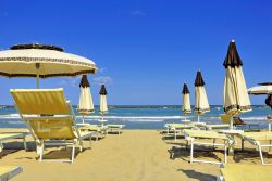 La spiaggia dalla sabbia finissima di Lido Adriano vicino a Ravenna, riviera romagnola