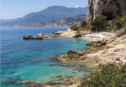 La spiaggia dei Balzi Rossi a Ventimiglia, Rivera di Ponente, Liguria