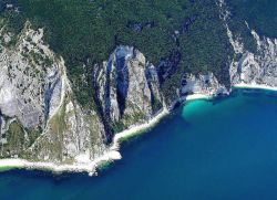 La Spiaggia dei Gabbiani (sulla destra) a Sirolo sul Conero