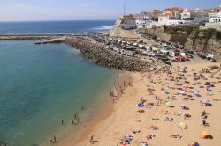 La spiaggia dei pescatori a Ericeira, Portogallo. Ancora oggi in questa località è possibile assistere allo spettacolo delle barche trainate a riva dai trattori in vista del mare ...
