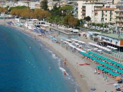 La spiaggia del borgo marinaro di Maiori in Campania, Costiera Amalfitana